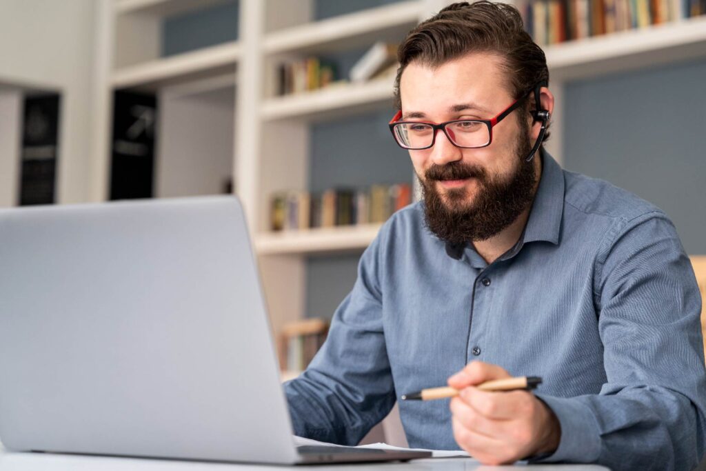 ¿Dónde puedo encontrar tutoriales en español para gestionar campañas de anuncios digitales?