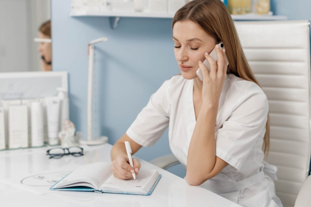 Recepcionista o Closer de Ventas: El perfil clave que le falta a tu clínica